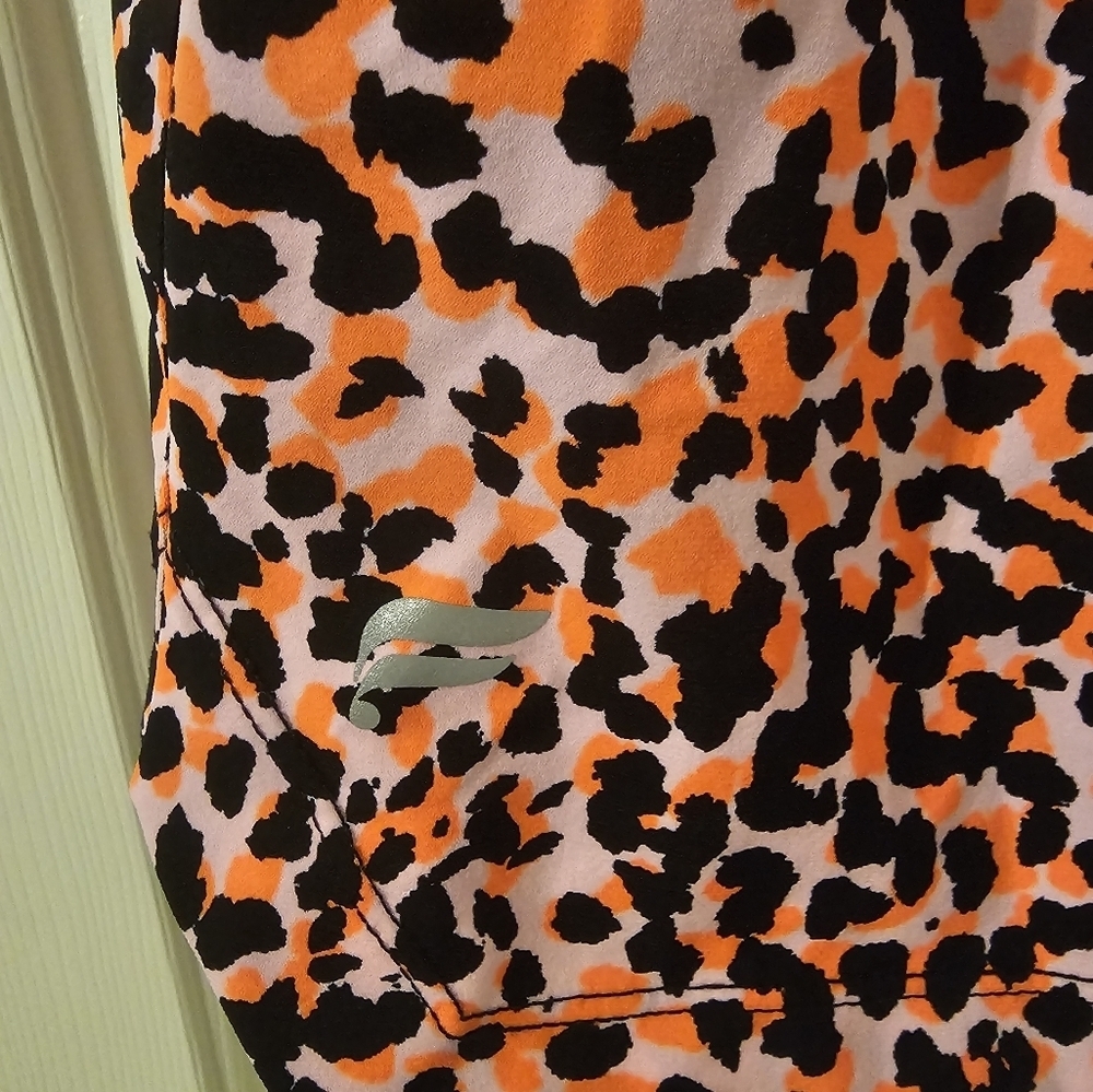 Fabletics NWT One Short 3'' FLASH ORANGE SAFARI SPOTS Short Size XL - Picture 2 of 7